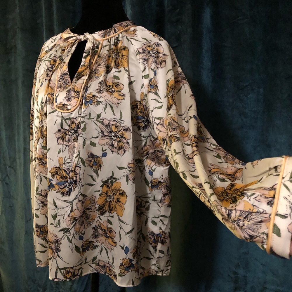 NWT- Avara Floral Print Women's Blouse